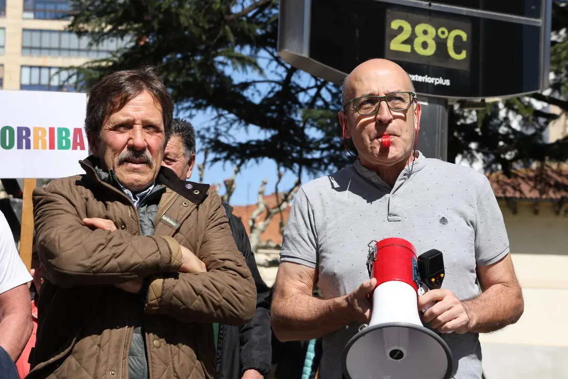 La Plataforma en Defensa del Ferrocarril de V&iacute;a Estrecha de Le&oacute;n protagoniza un corte de tr&aacute;fico reivindicativo en defensa del servicio