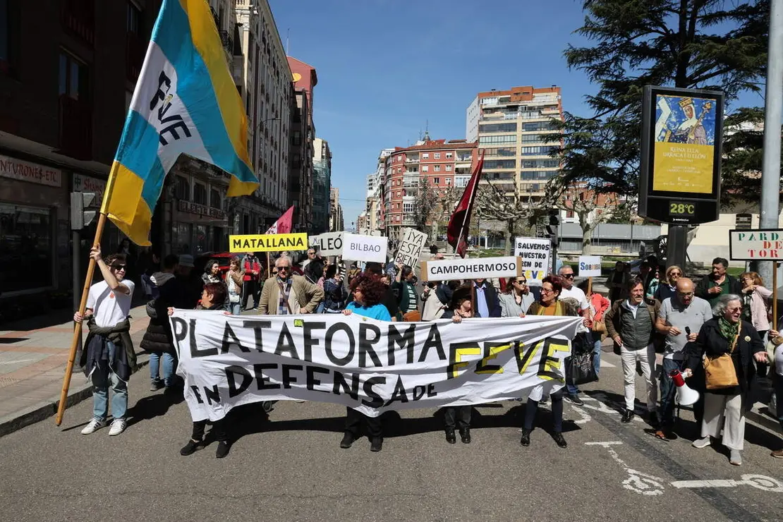 La Plataforma en Defensa del Ferrocarril de V&iacute;a Estrecha de Le&oacute;n protagoniza un corte de tr&aacute;fico reivindicativo en defensa del servicio