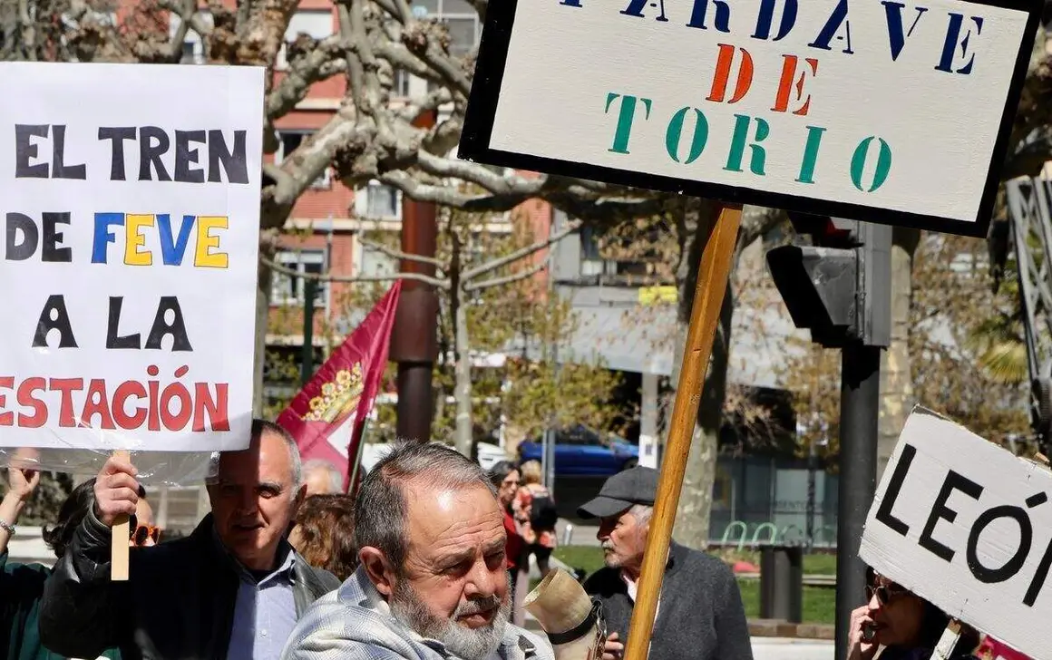 La Plataforma en Defensa del Ferrocarril de V&iacute;a Estrecha de Le&oacute;n protagoniza un corte de tr&aacute;fico reivindicativo en defensa del servicio