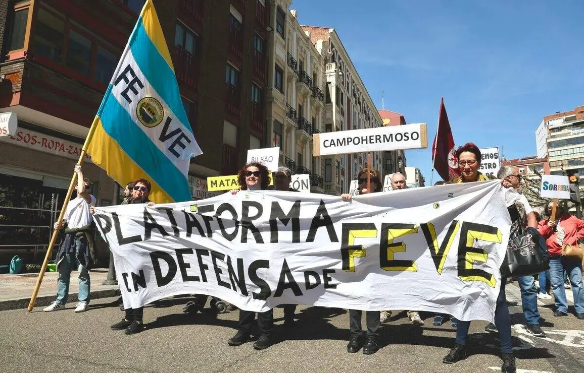La Plataforma en Defensa del Ferrocarril de V&iacute;a Estrecha de Le&oacute;n protagoniza un corte de tr&aacute;fico reivindicativo en defensa del servicio