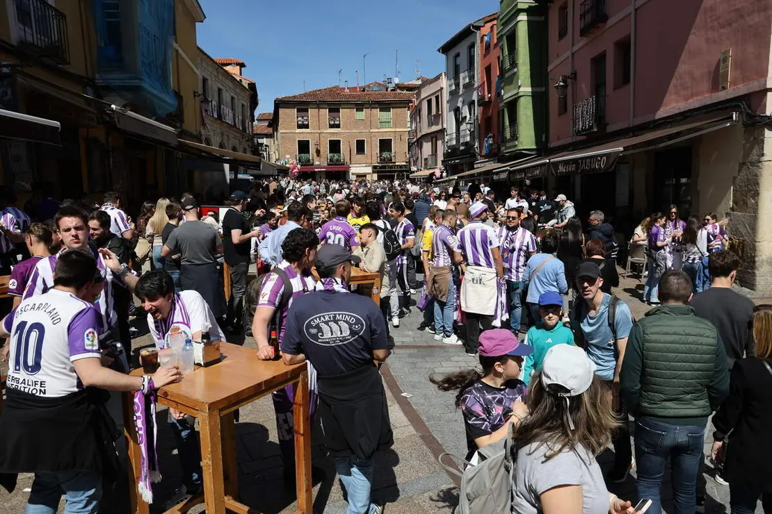 Ambiente festivo previo al partido de f&uacute;tbol Cultural-Valladolid