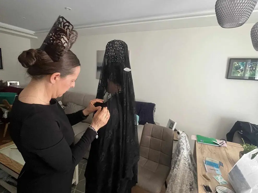 La imagen de la &lsquo;manola&rsquo; contin&uacute;a siendo uno de los s&iacute;mbolos m&aacute;s reconocibles de la Semana Santa. Lejos de diluirse con el paso del tiempo, esta figura tradicional se mantiene viva gracias a la incorporaci&oacute;n anual de nuevas participantes. Este a&ntilde;o Menc&iacute;a Blanco es una de las debutantes.