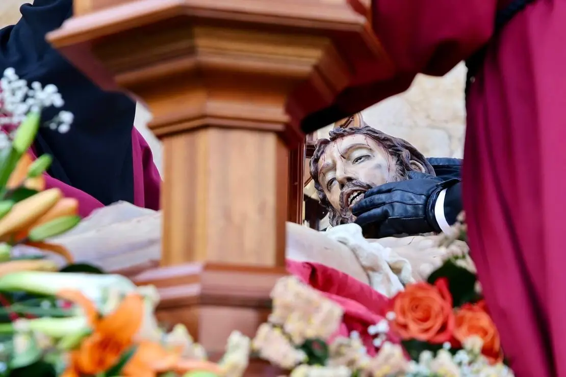 Acto del Desenclavo de Cristo en el transcurso de la Procesi&oacute;n del Santo Cristo del Desenclavo de la Semana Santa de Le&oacute;n.