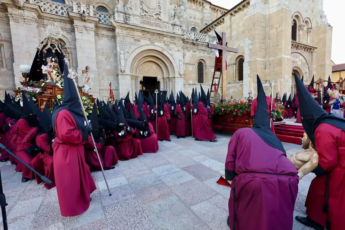 Acto del Desenclavo de Cristo en el transcurso de la Procesi&oacute;n del Santo Cristo del Desenclavo de la Semana Santa de Le&oacute;n.