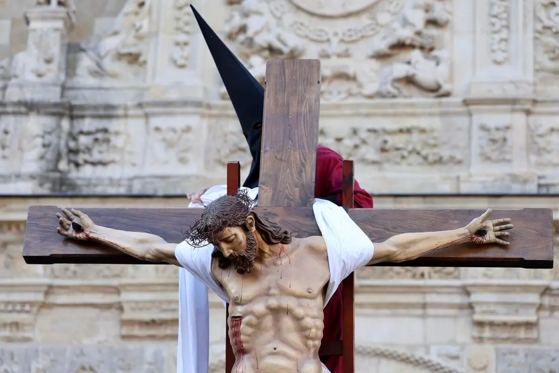 Acto del Desenclavo de Cristo en el transcurso de la Procesi&oacute;n del Santo Cristo del Desenclavo de la Semana Santa de Le&oacute;n.