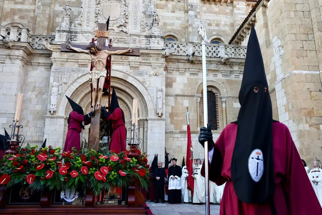 Acto del Desenclavo de Cristo en el transcurso de la Procesi&oacute;n del Santo Cristo del Desenclavo de la Semana Santa de Le&oacute;n.