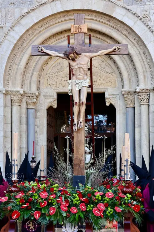 Acto del Desenclavo de Cristo en el transcurso de la Procesi&oacute;n del Santo Cristo del Desenclavo de la Semana Santa de Le&oacute;n.