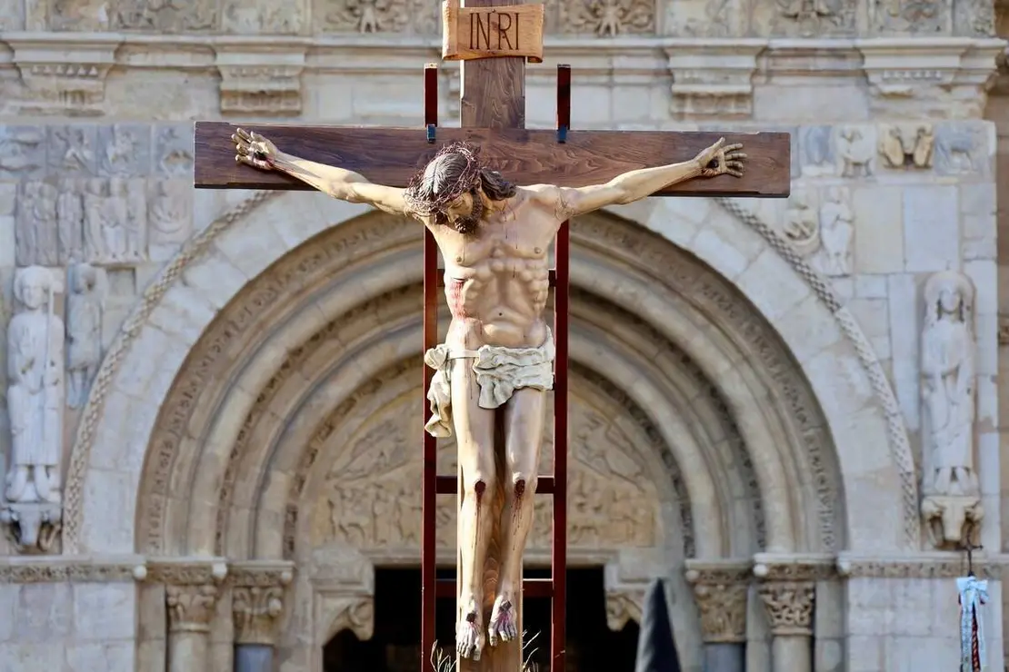 Acto del Desenclavo de Cristo en el transcurso de la Procesi&oacute;n del Santo Cristo del Desenclavo de la Semana Santa de Le&oacute;n.