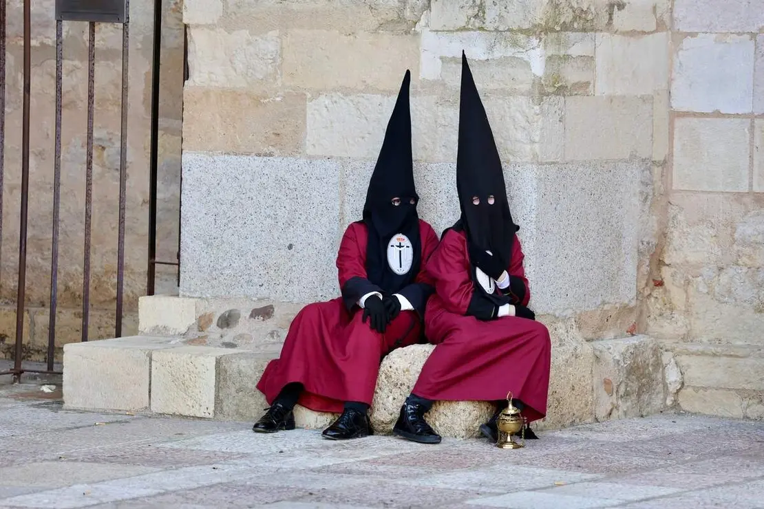 Acto del Desenclavo de Cristo en el transcurso de la Procesi&oacute;n del Santo Cristo del Desenclavo de la Semana Santa de Le&oacute;n.