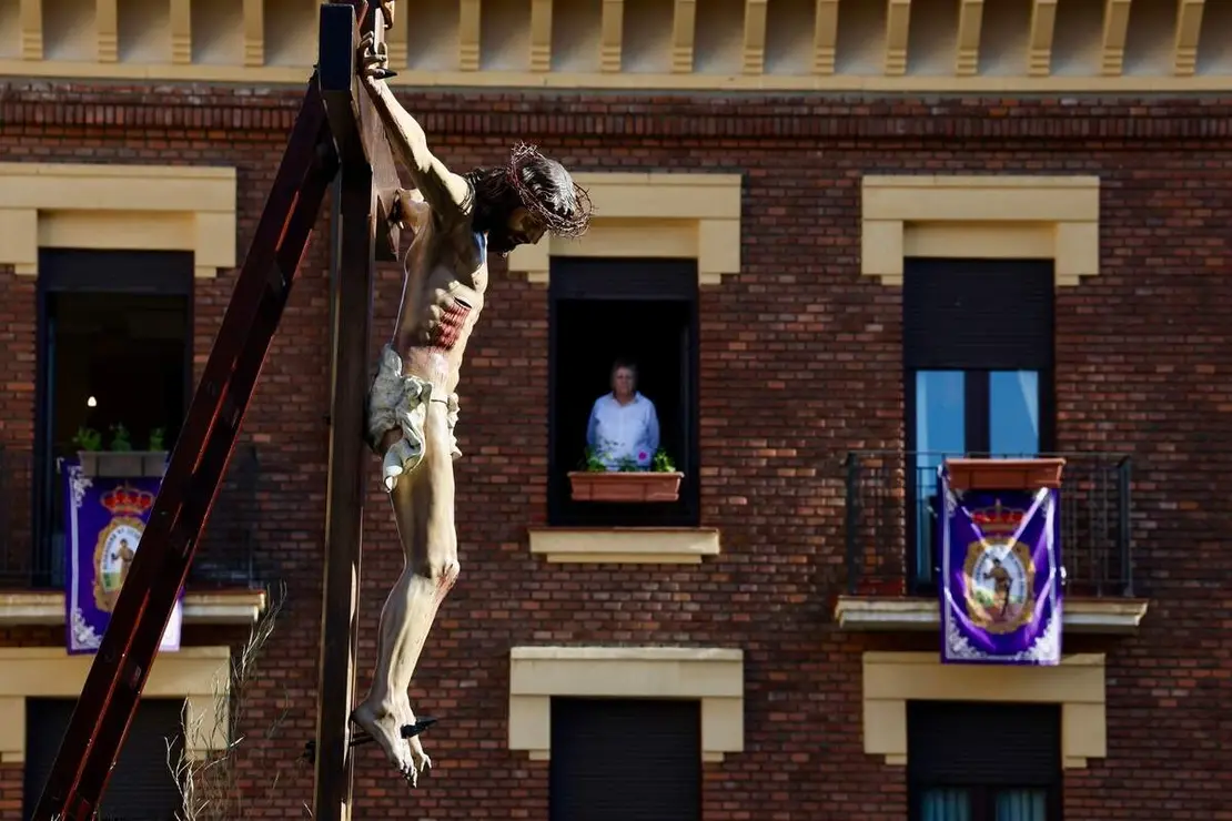 Acto del Desenclavo de Cristo en el transcurso de la Procesi&oacute;n del Santo Cristo del Desenclavo de la Semana Santa de Le&oacute;n.