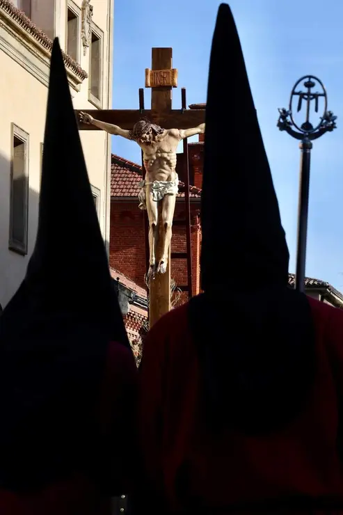Acto del Desenclavo de Cristo en el transcurso de la Procesi&oacute;n del Santo Cristo del Desenclavo de la Semana Santa de Le&oacute;n.