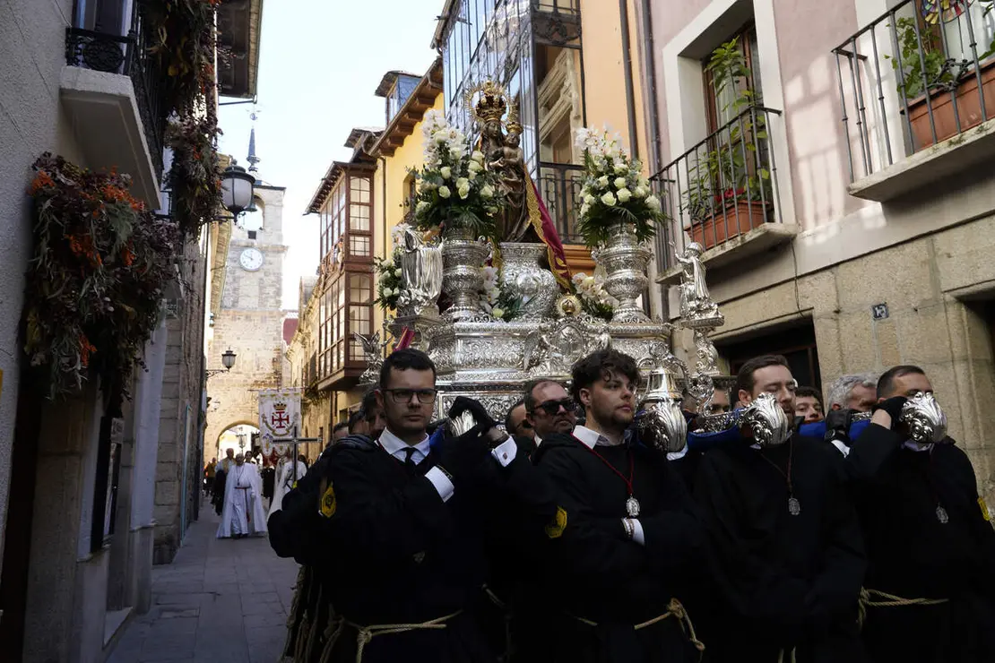 Procesi&oacute;n de Resurrecci&oacute;n con la imagen de la Virgen de la Encina y el Santo Sacramento de Ponferrada