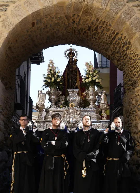 Procesi&oacute;n de Resurrecci&oacute;n con la imagen de la Virgen de la Encina y el Santo Sacramento de Ponferrada