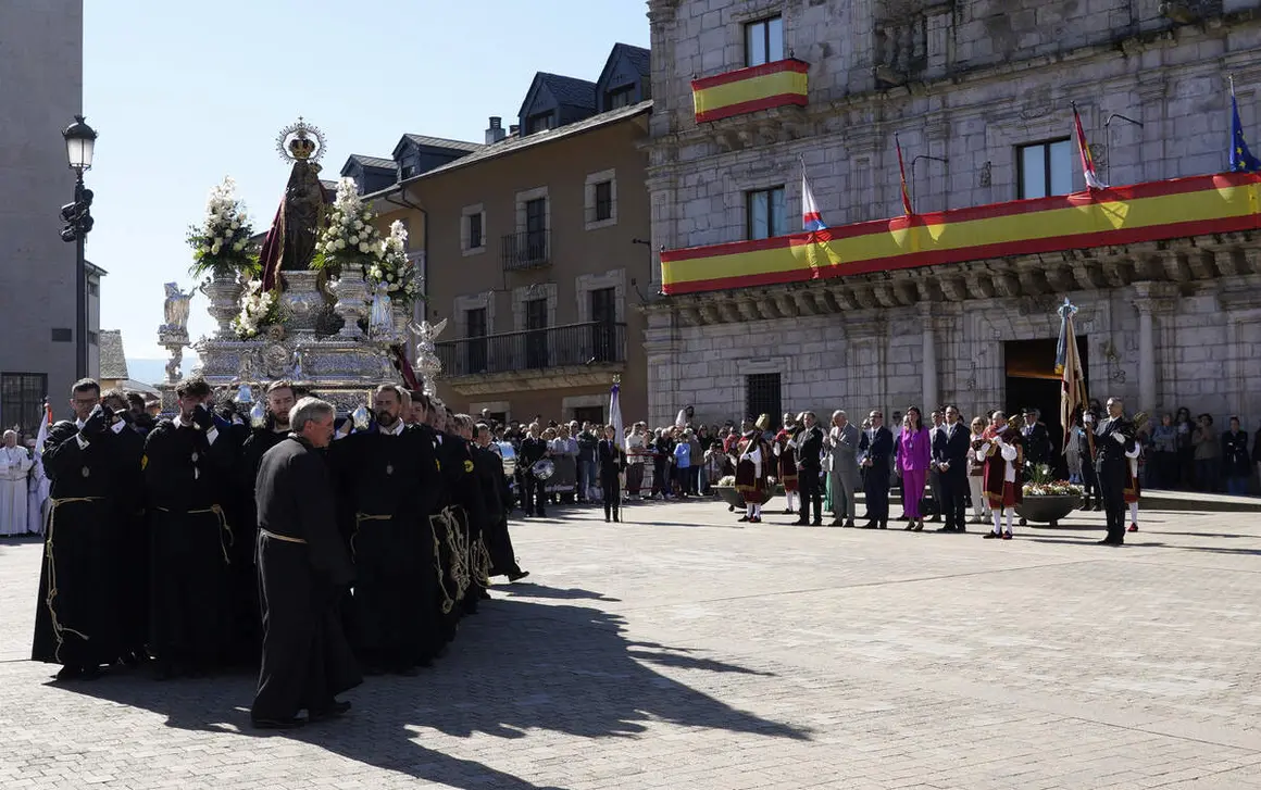 Procesi&oacute;n de Resurrecci&oacute;n con la imagen de la Virgen de la Encina y el Santo Sacramento de Ponferrada