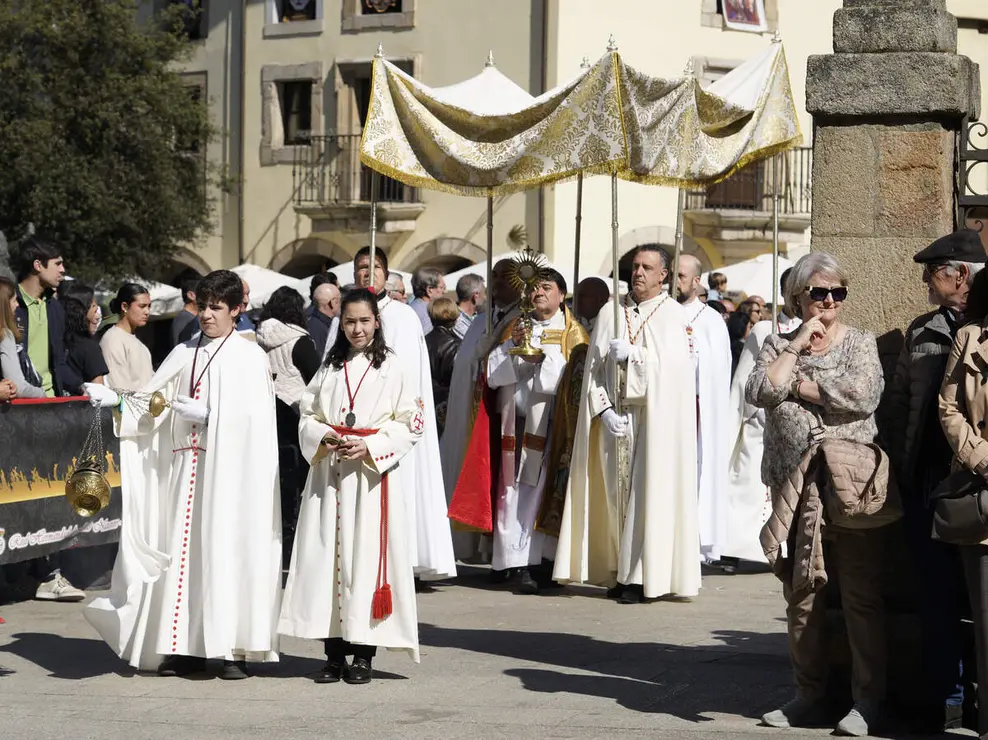 Procesi&oacute;n de Resurrecci&oacute;n con la imagen de la Virgen de la Encina y el Santo Sacramento de Ponferrada