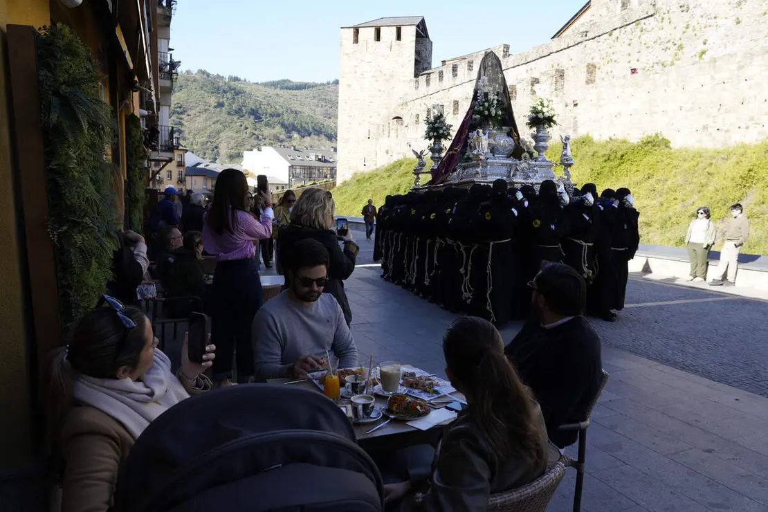 Procesi&oacute;n de Resurrecci&oacute;n con la imagen de la Virgen de la Encina y el Santo Sacramento de Ponferrada
