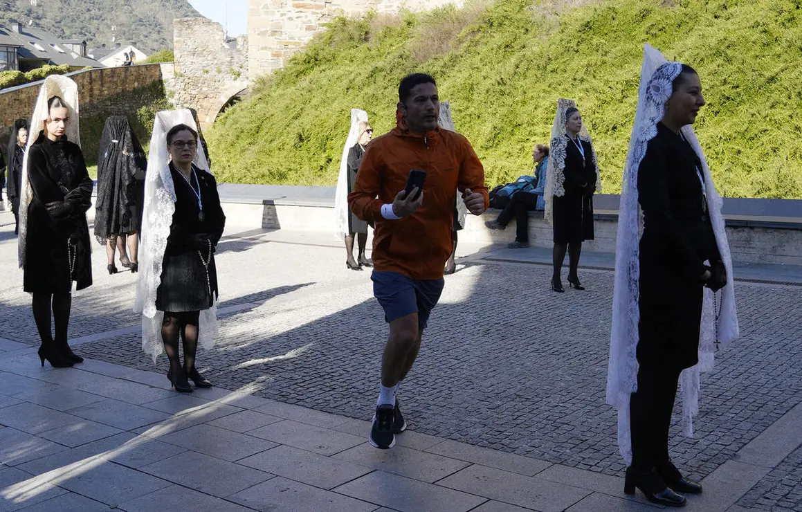 Procesi&oacute;n de Resurrecci&oacute;n con la imagen de la Virgen de la Encina y el Santo Sacramento de Ponferrada