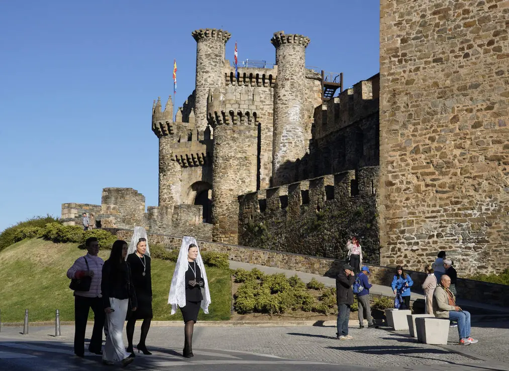 Procesi&oacute;n de Resurrecci&oacute;n con la imagen de la Virgen de la Encina y el Santo Sacramento de Ponferrada