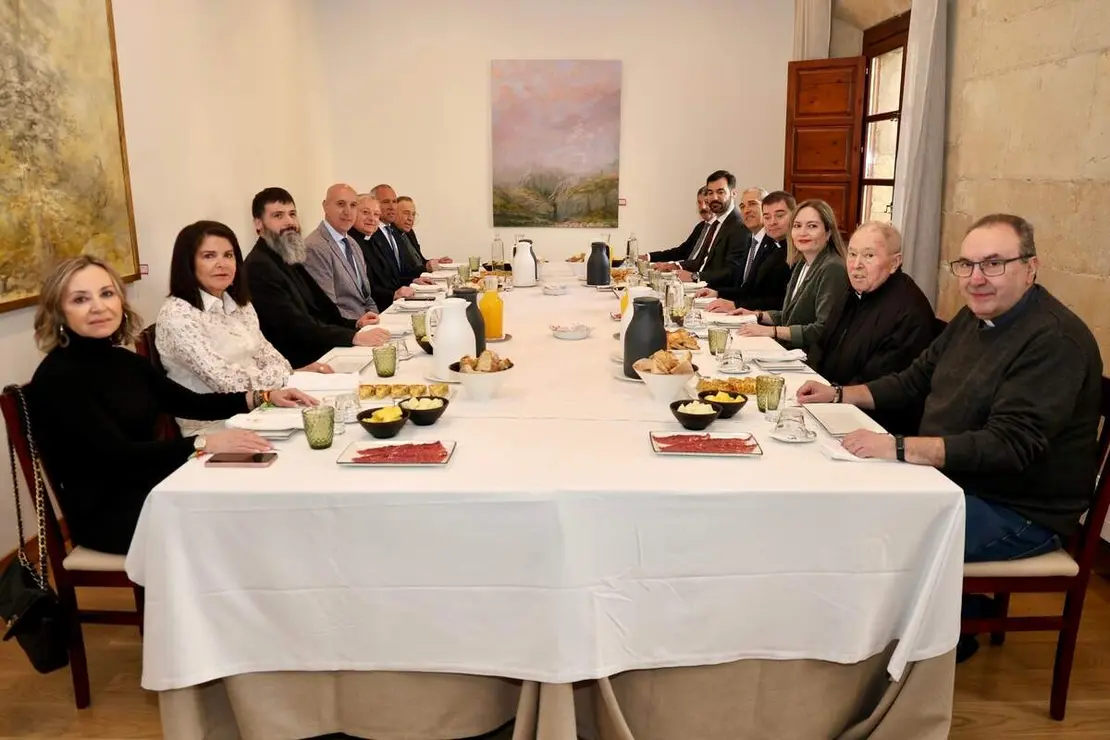 El alcalde de Le&oacute;n, Jos&eacute; Antonio Diez, junto a parte de la Corporaci&oacute;n Municipal, asiste a la tradicional legac&iacute;a preparatoria para la ceremonia de Las Cabezadas