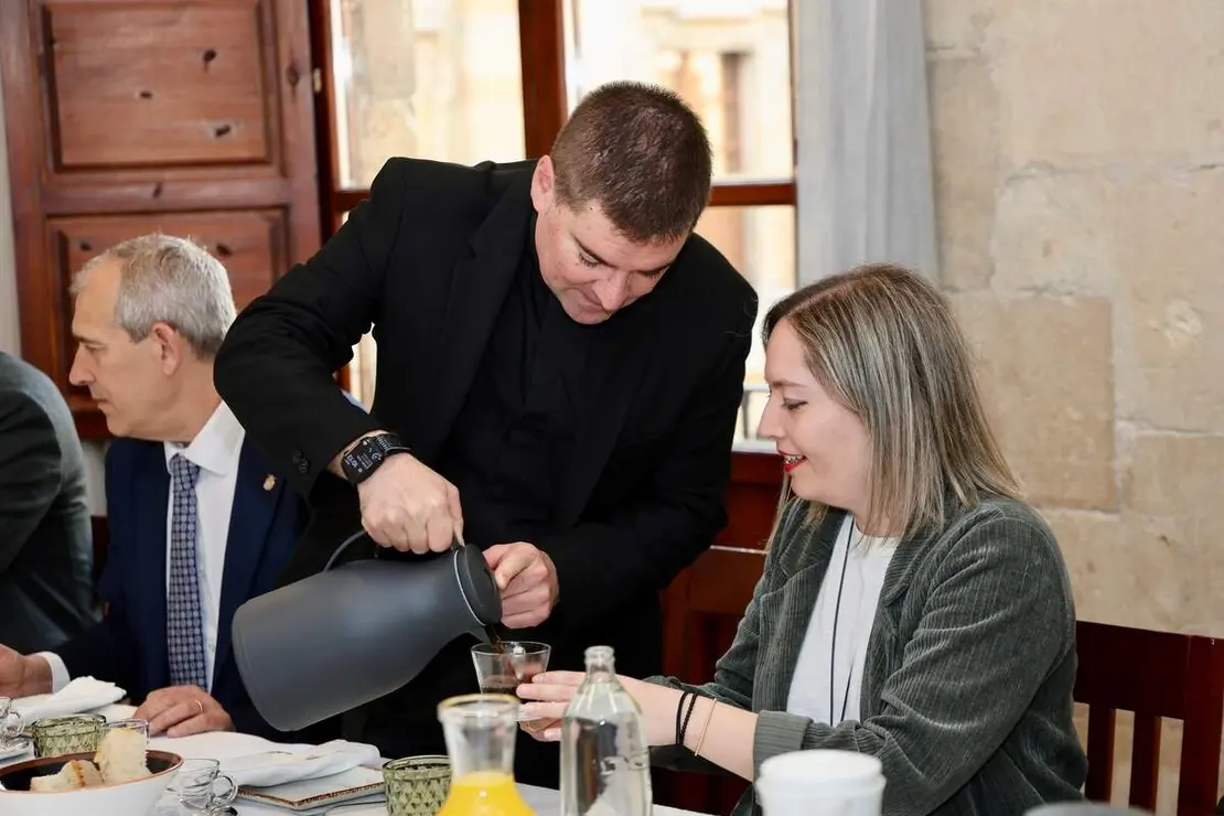 El alcalde de Le&oacute;n, Jos&eacute; Antonio Diez, junto a parte de la Corporaci&oacute;n Municipal, asiste a la tradicional legac&iacute;a preparatoria para la ceremonia de Las Cabezadas
