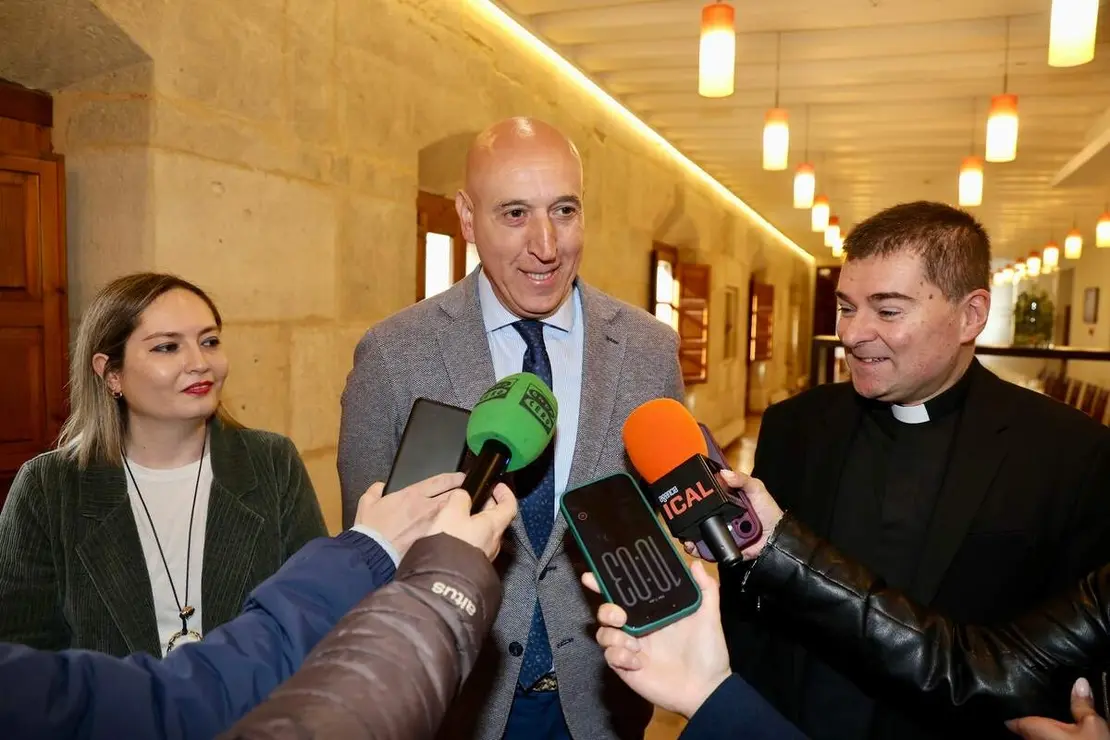El alcalde de Le&oacute;n, Jos&eacute; Antonio Diez, junto a parte de la Corporaci&oacute;n Municipal, asiste a la tradicional legac&iacute;a preparatoria para la ceremonia de Las Cabezadas