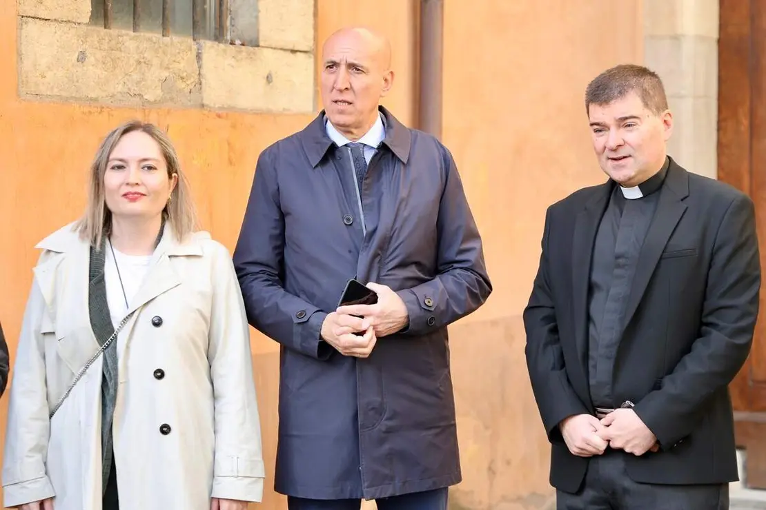 El alcalde de Le&oacute;n, Jos&eacute; Antonio Diez, junto a parte de la Corporaci&oacute;n Municipal, asiste a la tradicional legac&iacute;a preparatoria para la ceremonia de Las Cabezadas