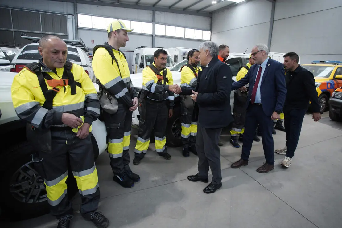 El presidente del Consejo Comarcal del Bierzo, Olegario Ram&oacute;n, junto al consejero de Medio Ambiente, Ricardo Fern&aacute;ndez, y el delegado de la Junta en Le&oacute;n, Eduardo Diego, durante su visita a los brigadistas que se incorporan a trabajar en el Consejo Comarcal del Bierzo en el marco del Plan Montel