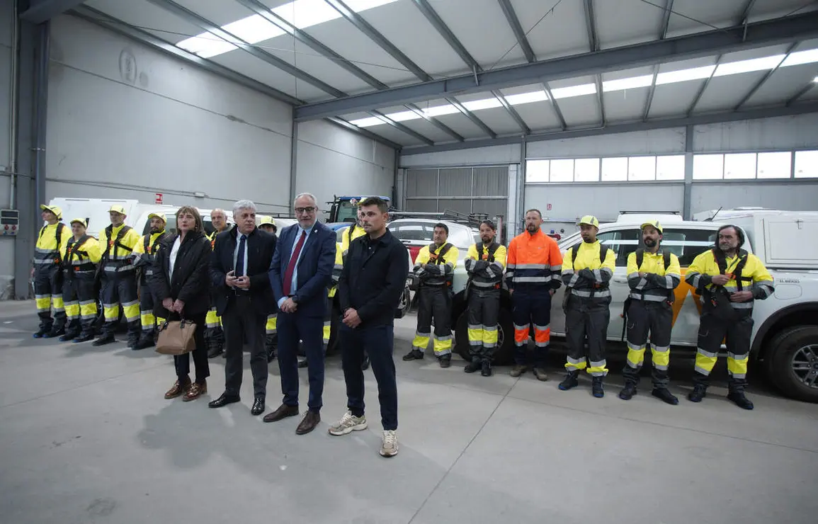El presidente del Consejo Comarcal del Bierzo, Olegario Ram&oacute;n, junto al consejero de Medio Ambiente, Ricardo Fern&aacute;ndez, y el delegado de la Junta en Le&oacute;n, Eduardo Diego, durante su visita a los brigadistas que se incorporan a trabajar en el Consejo Comarcal del Bierzo en el marco del Plan Montel