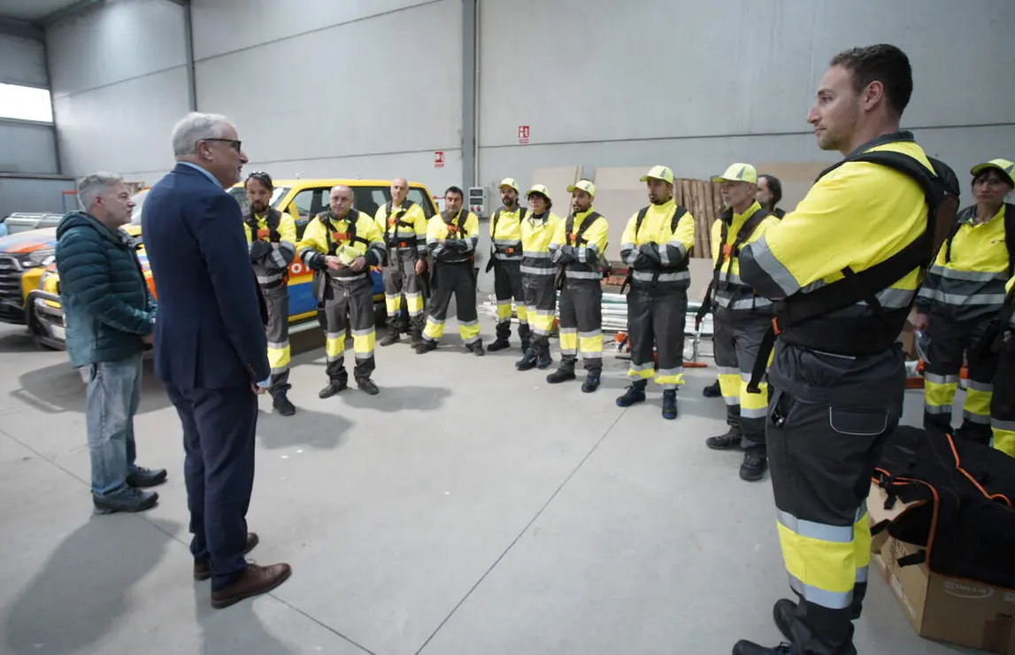 El presidente del Consejo Comarcal del Bierzo, Olegario Ram&oacute;n, junto al consejero de Medio Ambiente, Ricardo Fern&aacute;ndez, y el delegado de la Junta en Le&oacute;n, Eduardo Diego, durante su visita a los brigadistas que se incorporan a trabajar en el Consejo Comarcal del Bierzo en el marco del Plan Montel