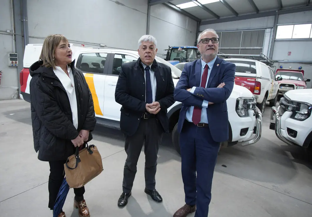El presidente del Consejo Comarcal del Bierzo, Olegario Ram&oacute;n, junto al consejero de Medio Ambiente, Ricardo Fern&aacute;ndez, y el delegado de la Junta en Le&oacute;n, Eduardo Diego, durante su visita a los brigadistas que se incorporan a trabajar en el Consejo Comarcal del Bierzo en el marco del Plan Montel