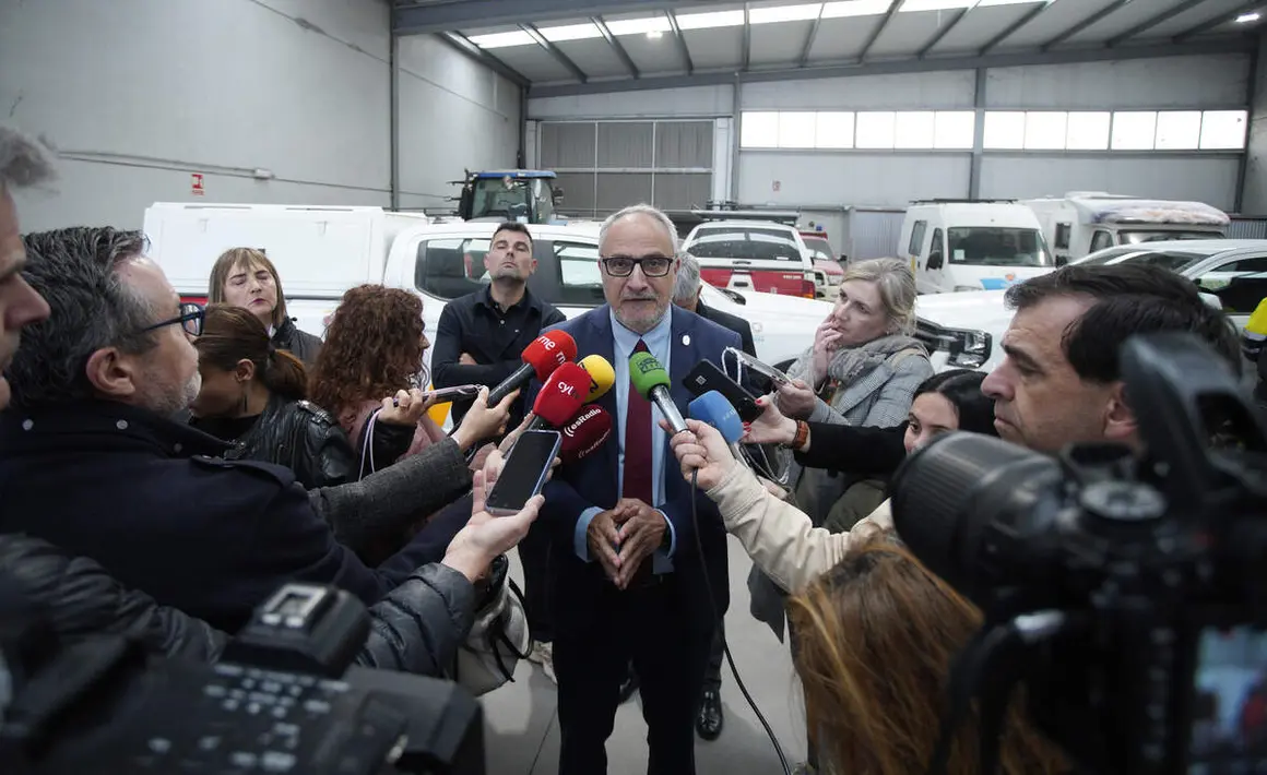 El presidente del Consejo Comarcal del Bierzo, Olegario Ram&oacute;n, junto al consejero de Medio Ambiente, Ricardo Fern&aacute;ndez, y el delegado de la Junta en Le&oacute;n, Eduardo Diego, durante su visita a los brigadistas que se incorporan a trabajar en el Consejo Comarcal del Bierzo en el marco del Plan Montel