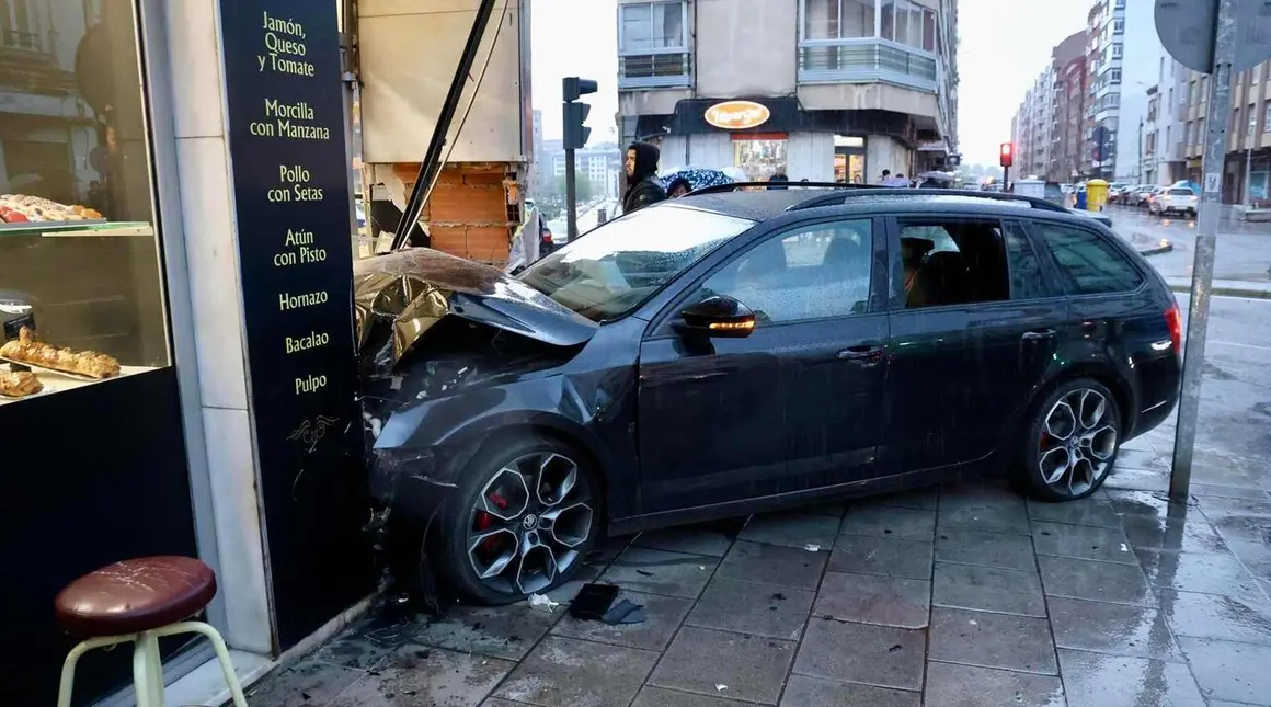 Un veh&iacute;culo se empotra contra una pasteler&iacute;a en la avenida Padre Isla de Le&oacute;n. Foto: Campillo