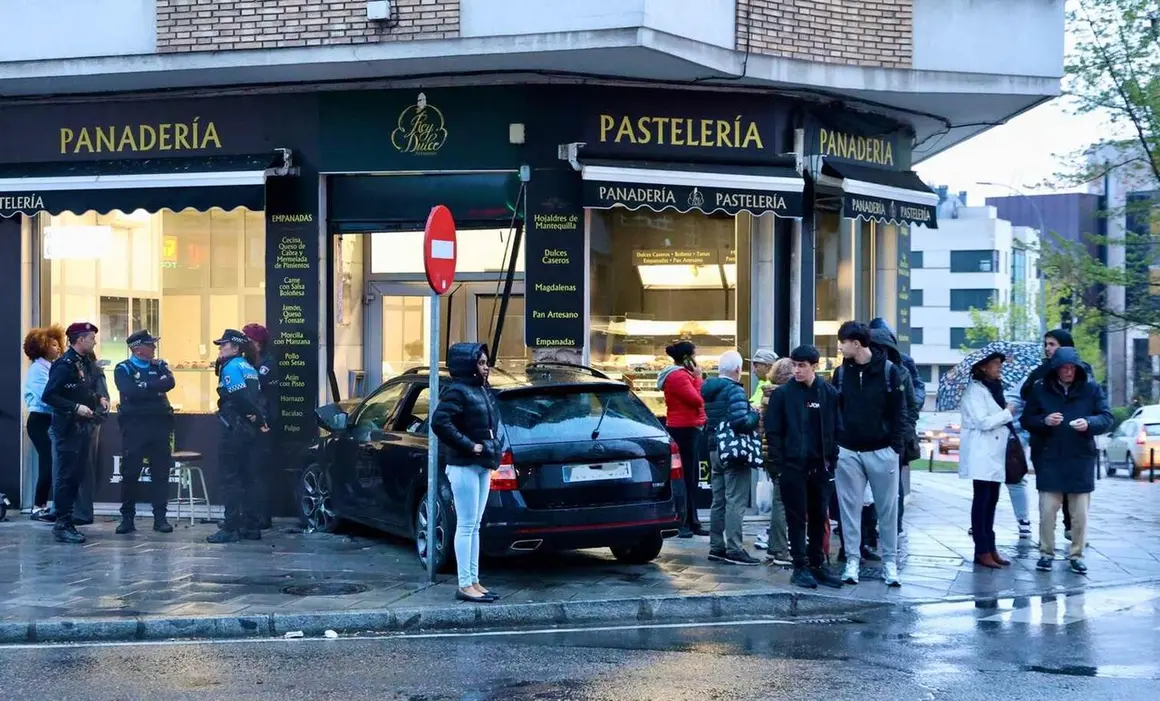 Un veh&iacute;culo se empotra contra una pasteler&iacute;a en la avenida Padre Isla de Le&oacute;n