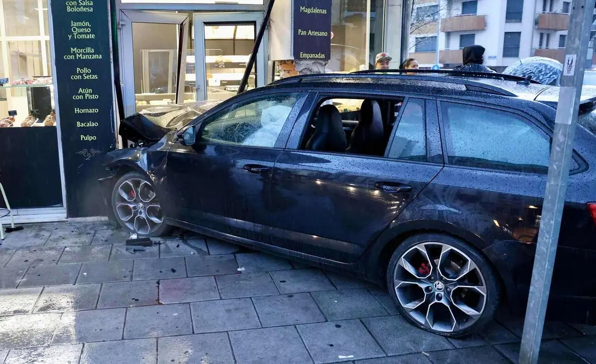 Un veh&iacute;culo se empotra contra una pasteler&iacute;a en la avenida Padre Isla de Le&oacute;n