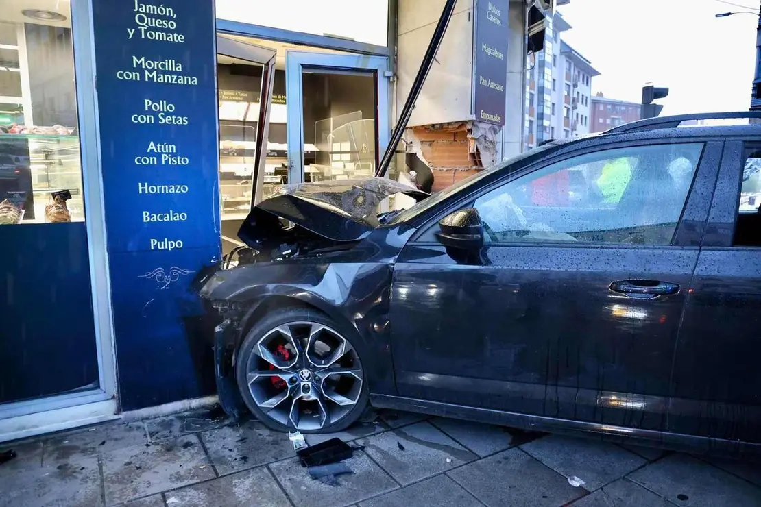 Un veh&iacute;culo se empotra contra una pasteler&iacute;a en la avenida Padre Isla de Le&oacute;n