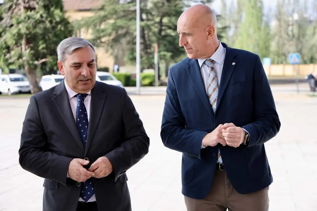 El consejero de Movilidad y Transformaci&oacute;n Digital, Jos&eacute; Luis Sanz, y el alcalde de Le&oacute;n, Jos&eacute; Antonio Diez, participan en la constituci&oacute;n de la Comisi&oacute;n de Seguimiento del Consorcio de Transporte Metropolitano del &Aacute;rea Funcional de Le&oacute;n