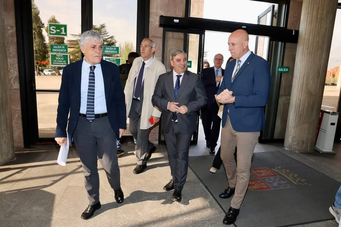El consejero de Movilidad y Transformaci&oacute;n Digital, Jos&eacute; Luis Sanz, y el alcalde de Le&oacute;n, Jos&eacute; Antonio Diez, participan en la constituci&oacute;n de la Comisi&oacute;n de Seguimiento del Consorcio de Transporte Metropolitano del &Aacute;rea Funcional de Le&oacute;n