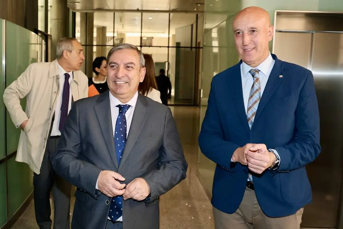 El consejero de Movilidad y Transformaci&oacute;n Digital, Jos&eacute; Luis Sanz, y el alcalde de Le&oacute;n, Jos&eacute; Antonio Diez, participan en la constituci&oacute;n de la Comisi&oacute;n de Seguimiento del Consorcio de Transporte Metropolitano del &Aacute;rea Funcional de Le&oacute;n