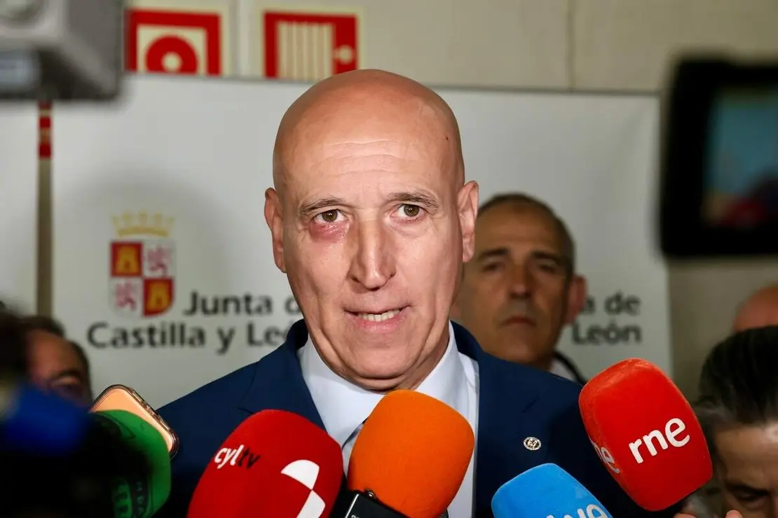El consejero de Movilidad y Transformaci&oacute;n Digital, Jos&eacute; Luis Sanz, y el alcalde de Le&oacute;n, Jos&eacute; Antonio Diez, participan en la constituci&oacute;n de la Comisi&oacute;n de Seguimiento del Consorcio de Transporte Metropolitano del &Aacute;rea Funcional de Le&oacute;n