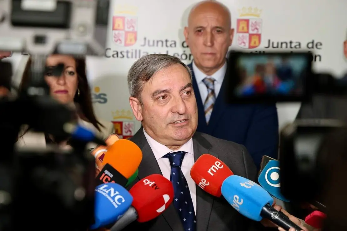 El consejero de Movilidad y Transformaci&oacute;n Digital, Jos&eacute; Luis Sanz, y el alcalde de Le&oacute;n, Jos&eacute; Antonio Diez, participan en la constituci&oacute;n de la Comisi&oacute;n de Seguimiento del Consorcio de Transporte Metropolitano del &Aacute;rea Funcional de Le&oacute;n