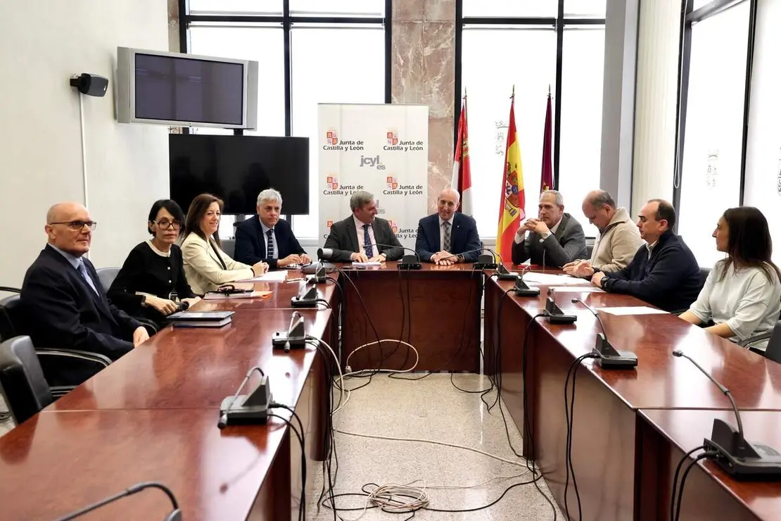 El consejero de Movilidad y Transformaci&oacute;n Digital, Jos&eacute; Luis Sanz, y el alcalde de Le&oacute;n, Jos&eacute; Antonio Diez, participan en la constituci&oacute;n de la Comisi&oacute;n de Seguimiento del Consorcio de Transporte Metropolitano del &Aacute;rea Funcional de Le&oacute;n