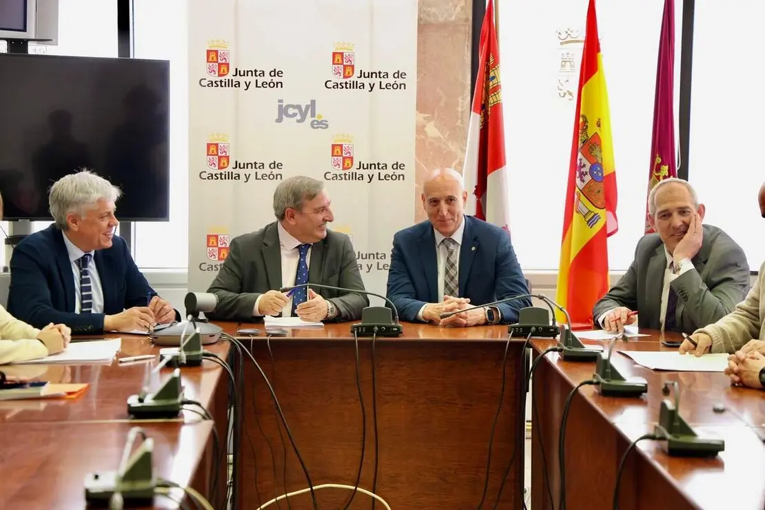 El consejero de Movilidad y Transformaci&oacute;n Digital, Jos&eacute; Luis Sanz, y el alcalde de Le&oacute;n, Jos&eacute; Antonio Diez, participan en la constituci&oacute;n de la Comisi&oacute;n de Seguimiento del Consorcio de Transporte Metropolitano del &Aacute;rea Funcional de Le&oacute;n
