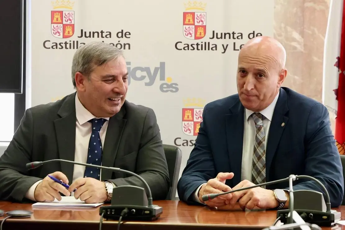 El consejero de Movilidad y Transformaci&oacute;n Digital, Jos&eacute; Luis Sanz, y el alcalde de Le&oacute;n, Jos&eacute; Antonio Diez, participan en la constituci&oacute;n de la Comisi&oacute;n de Seguimiento del Consorcio de Transporte Metropolitano del &Aacute;rea Funcional de Le&oacute;n