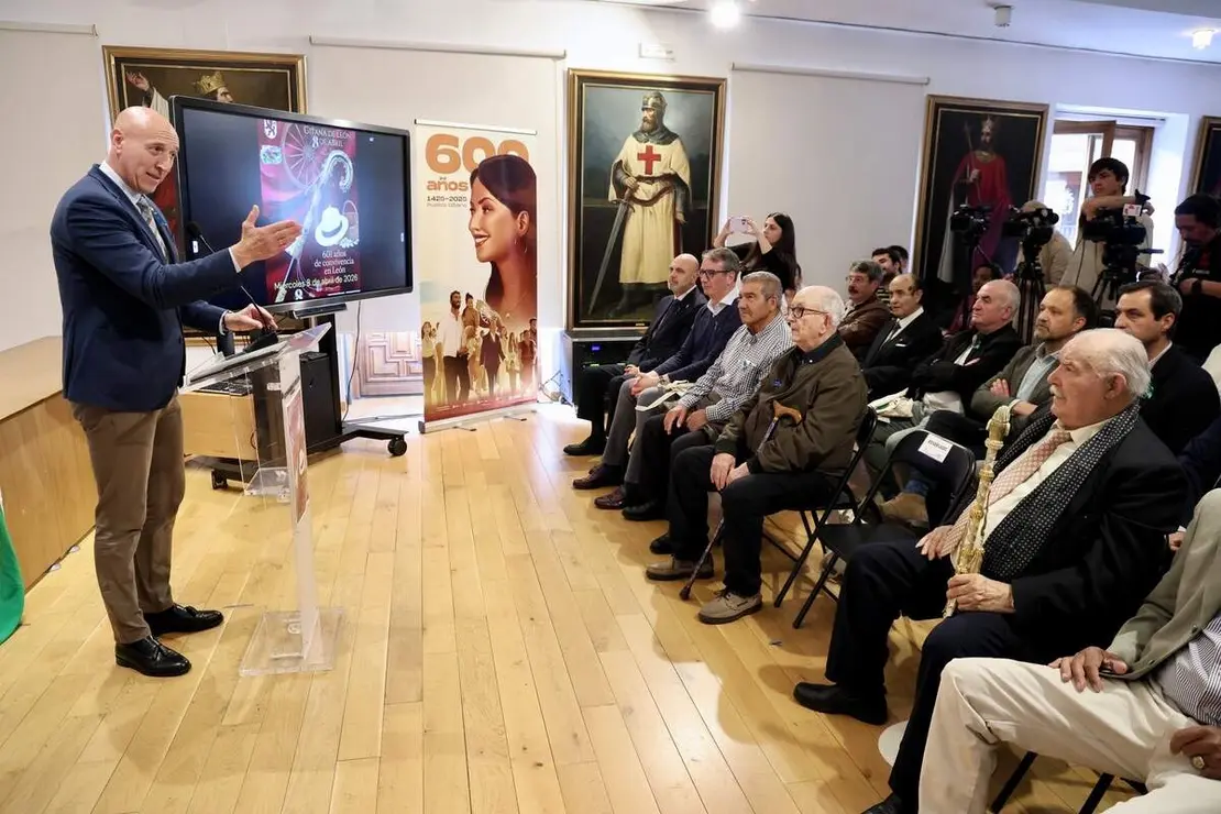 El alcalde de Le&oacute;n, Jos&eacute; Antonio Diez, participa en los actos con motivo del 8 de abril, D&iacute;a del Pueblo Gitano