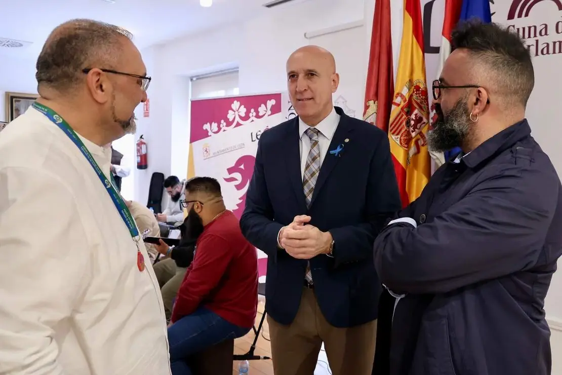 El alcalde de Le&oacute;n, Jos&eacute; Antonio Diez, participa en los actos con motivo del 8 de abril, D&iacute;a del Pueblo Gitano