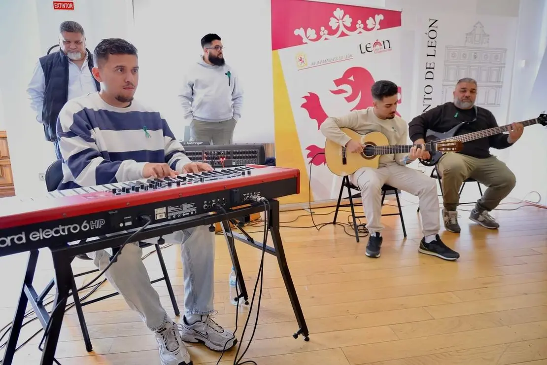 El alcalde de Le&oacute;n, Jos&eacute; Antonio Diez, participa en los actos con motivo del 8 de abril, D&iacute;a del Pueblo Gitano