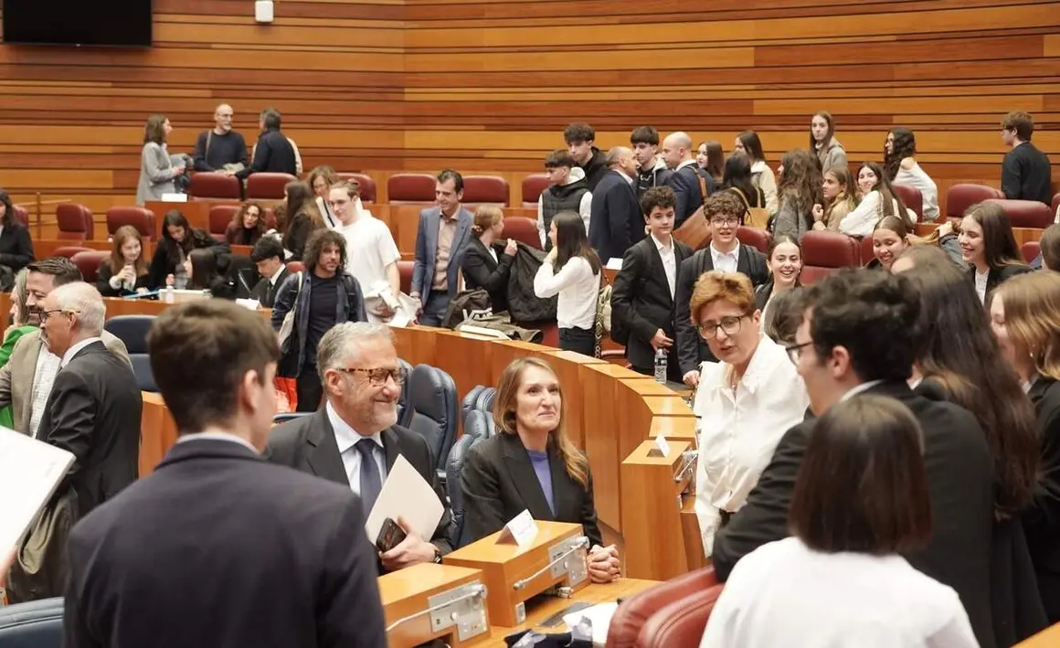El presidente de las Cortes de Castilla y Le&oacute;n, Carlos Poll&aacute;n, y la consejera de Educaci&oacute;n en funciones, Roc&iacute;o Lucas, asisten a la celebraci&oacute;n de la final de la X Liga de Debate regional de ESO y Bachillerato.