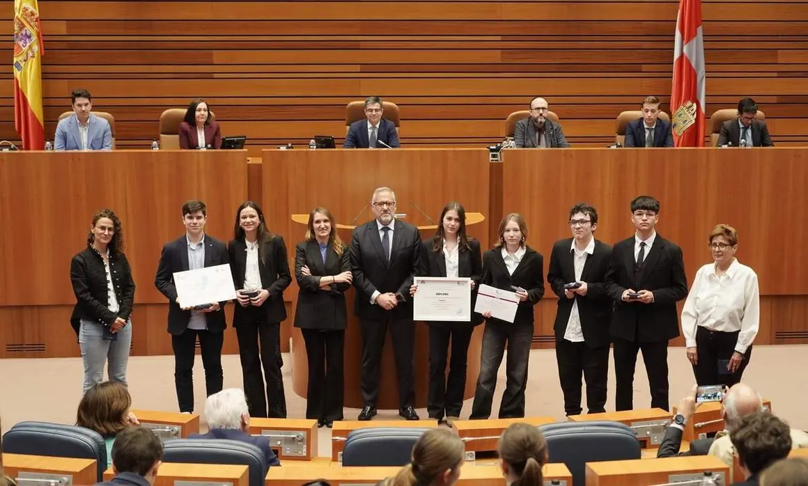 El presidente de las Cortes de Castilla y Le&oacute;n, Carlos Poll&aacute;n, y la consejera de Educaci&oacute;n en funciones, Roc&iacute;o Lucas, asisten a la celebraci&oacute;n de la final de la X Liga de Debate regional de ESO y Bachillerato.