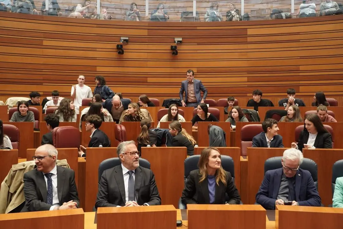 El presidente de las Cortes de Castilla y Le&oacute;n, Carlos Poll&aacute;n, y la consejera de Educaci&oacute;n en funciones, Roc&iacute;o Lucas, asisten a la celebraci&oacute;n de la final de la X Liga de Debate regional de ESO y Bachillerato.