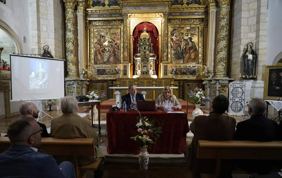Inauguraci&oacute;n del congreso 'De Villafranca a N&aacute;poles y Florencia: Mujeres de poder', que se celebra en Villafranca del Bierzo. Foto: C&eacute;sar S&aacute;nchez.